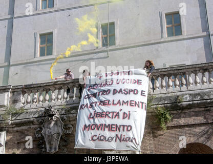 Circa un migliaio di persone provenienti da centri sociali, le associazioni ed i sindacati che è impegnata su un percorso che dura per più di un anno hanno fuggito a Roma per denunciare il rischio che la città del patrimonio pubblico sarà venduto per contanti, pagare il capitale di debito e di dare grandi investitori privati molto della città di risorse (Foto: Patrizia Cortellessa/Pacific Stampa) Foto Stock