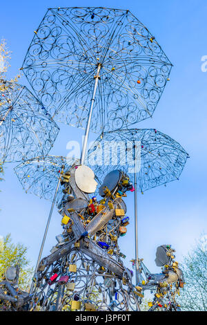 Gli amanti della scultura di bloccaggio chiamato 'l'Amore sotto la pioggia", Queen Elizabeth Park, Vancouver, British Columbia, Canada. Foto Stock