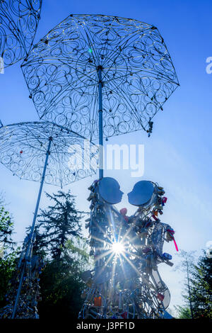 Gli amanti della scultura di bloccaggio chiamato 'l'Amore sotto la pioggia", Queen Elizabeth Park, Vancouver, British Columbia, Canada. Foto Stock