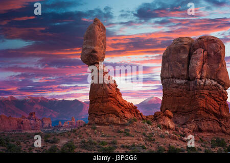 Equilibrato Rock è una delle caratteristiche più popolari di Arches National Park, situato nella contea di Grand, Utah, Stati Uniti. Equilibrato di roccia si trova nex Foto Stock