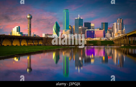 Il centro cittadino di Dallas, Texas riflettente nel fiume della Trinità Foto Stock