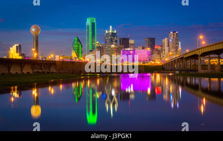 Il centro cittadino di Dallas, Texas riflettente nel fiume della Trinità Foto Stock