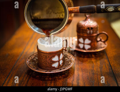 Il caffè turco (turco: Türk kahvesi) è un metodo per la preparazione di caffè non filtrato. Arrosto e quindi macinate finemente i chicchi di caffè sono bollito lentamente (non boile Foto Stock