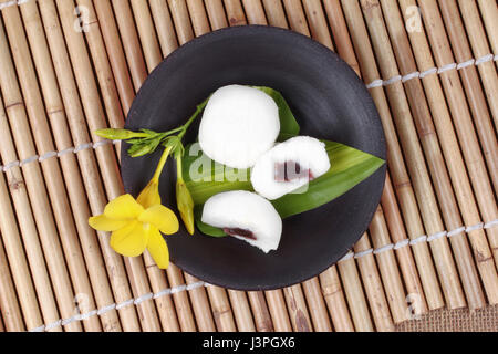 Dolce giapponese ,cotto a vapore di farina di riso torta dolce ripieno di fagioli rossi giapponesi sulla placca modello. Foto Stock