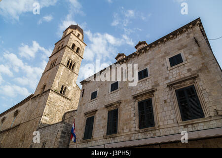 La chiesa e il campanile della chiesa francescana visto lungo la Stradun Dubrovnik, la principale arteria che attraversa la città vecchia. Foto Stock