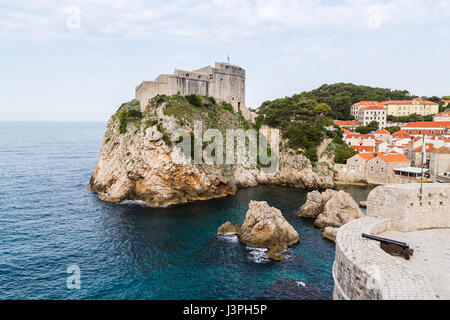 Un vecchio cannone posizionato sulle mura della città di Dubrovnik si affaccia al Mare Adriatico. Foto Stock