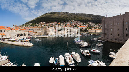 Dubrovnik è situato alla fine della regione più meridionale della Croazia, una lunga e sottile striscia costiera sostenuta dalla drammatica Alpi Dinariche, che formano il naturale b Foto Stock