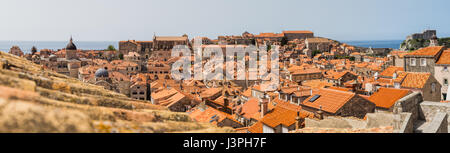 Ammirando la vista in terracotta della città vecchia di Dubrovnik da un look out nelle antiche mura della città. Foto Stock