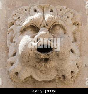 Close-up di un volto di scultura sul lato di San Biagio chiesa nella città vecchia di Dubrovnik. Foto Stock