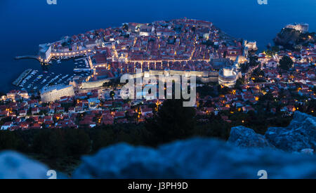 Lunga esposizione della città vecchia di Dubrovnik mostrato durante il tramonto dalla cima della collina SRD. Foto Stock