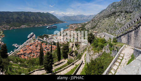 Salendo per i meandri della città alta pareti sopra Cattaro (una versione breve del Grande Muro) via 1350 passi. Foto Stock