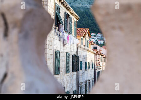 Colori uniformi degli edifici nella città vecchia di Dubrovnik. Mentre i livelli superiori sono residenziale, piani terra sono utilizzati come negozi, caffetterie e re Foto Stock