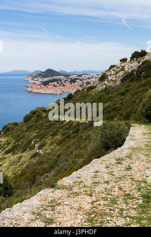 Percorso di pietra conduce in discesa dal Parco Orsula verso il centro storico di Dubrovnik. Foto Stock