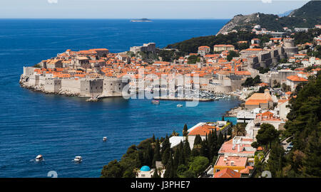 Dubrovnik racchiusa tra le limpide acque turchesi del Mare Adriatico e le montagne che separano la Croazia dalla vicina Bosnia ed Erzegovina Foto Stock