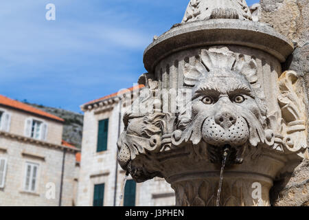 L'acqua che fuoriesce da una delle facce del Amerling fontana nella Piazza Gundulic, Dubrovnik. Foto Stock