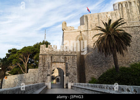 L'ingresso principale nella città vecchia da est, cancello PLOCE, come pila di gate, è uno del XV secolo il ponte di pietra con un ponte levatoio in legno e un arco in pietra Foto Stock