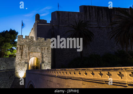 L'ingresso principale nella città vecchia da est, cancello PLOCE, come pila di gate, è uno del XV secolo il ponte di pietra con un ponte levatoio in legno e un arco in pietra Foto Stock