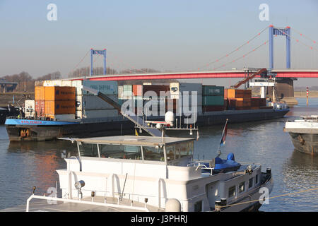 Germania, navi merci presso il porto di Duisburg -Ruhrort, Foto Stock