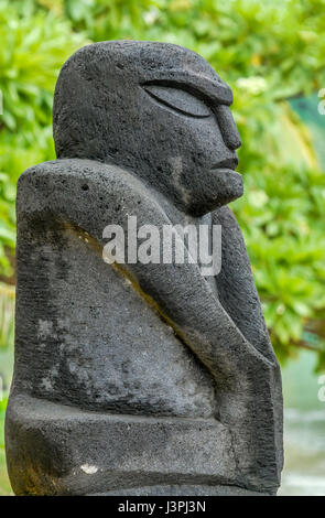 Tradizionale statua del Tiki all'Isola di Huahine in Polinesia Francese Foto Stock