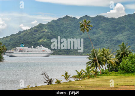 Nave da crociera MV Amadea ancorato nel porto di Huahine in Polinesia francese. Foto Stock