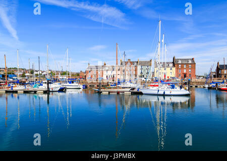 Riflettendo le barche in acqua in Arbroath Harbour Foto Stock