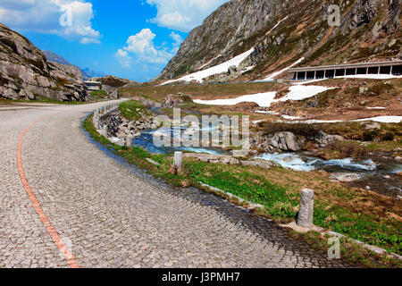 Vecchia strada del San Gottardo con pietre per pavimentazione, Passo del San Gottardo, alta Alpine road, Svizzera, Europa Foto Stock