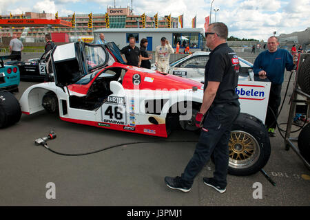 Pre start le termocoperte, copertura riscaldante, pneumatico coperchio riscaldatore per il pneumatico anteriore e quello posteriore, Porsche 962 prototipo prima di inizio gara, STT, Spezial Tourenwagen Trophy, driver Klaus Abbelen, Team Fricadelli Racing, Nuerburgring, Eifel, Renania-Palatinato, Germania, Europa Nuerburgring Foto Stock