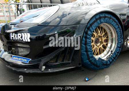 Pre start le termocoperte, copertura riscaldante, pneumatico coperchio riscaldatore per il pneumatico anteriore e quello posteriore, gara auto prima di iniziare, STT, Spezial Tourenwagen trofeo, Nuerburgring, Eifel, Renania-Palatinato, Germania, Europa Nuerburgring Foto Stock