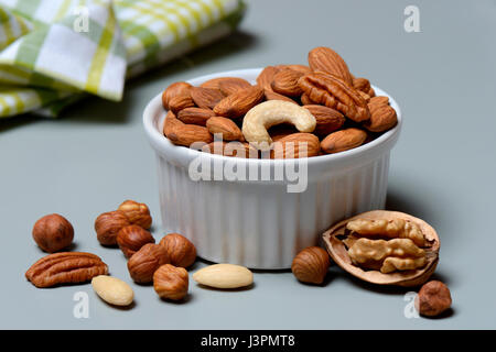 Gemischte Nuesse in Schale, Nussmix, Nussmischung, Walnuss, Pekannuss, Haselnuss, Haselnuesse, Cashewkerne, Mandeln Foto Stock