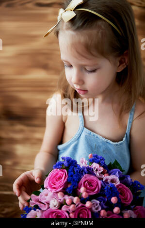 Bouquet di nozze in rosa e viola toni. Bella e delicata. La ragazza tiene un bouquet nelle sue mani. Foto Stock