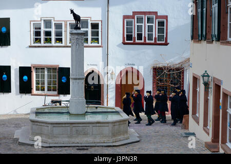 Fasnachts-Gruppe mit Floeten am Gemberg, Altstadt von Basel, Schweiz, Piccolos, Gemsbergbrunnen Foto Stock