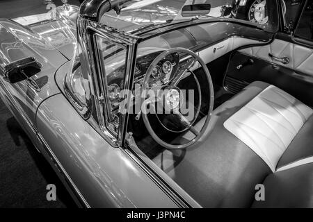 STUTTGART, Germania - 03 Marzo 2017: interni di un full-size Edsel auto convertibili Pacer, 1958. In bianco e nero. In Europa il più grande classico auto exhibition 'retrò classici' Foto Stock