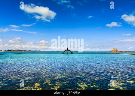 Saint Malo vista piscina, vecchio trampolini e fort. Brittany, Francia, Europa Foto Stock