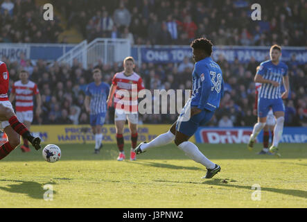 Hartlepool's Devante Rodney punteggi al suo fianco il secondo obiettivo del gioco durante la scommessa del Cielo lega due corrispondono al nord del gas e lo stadio di potenza, Hartlepool. Foto Stock