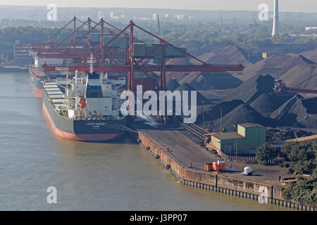 Vista da köhlbrandbridge al porto di carbone, hansaport Amburgo, Germania Foto Stock