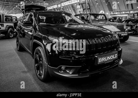 STUTTGART, Germania - 03 Marzo 2017: Mid-size SUV di lusso Jeep Grand Cherokee, 2017. In bianco e nero. In Europa il più grande classico auto exhibition 'retrò classici' Foto Stock