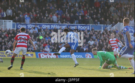 Hartlepool's Devante Rodney punteggi il suo lato del secondo obiettivo durante la scommessa del Cielo lega due corrispondono al nord del gas e lo stadio di potenza, Hartlepool. Foto Stock