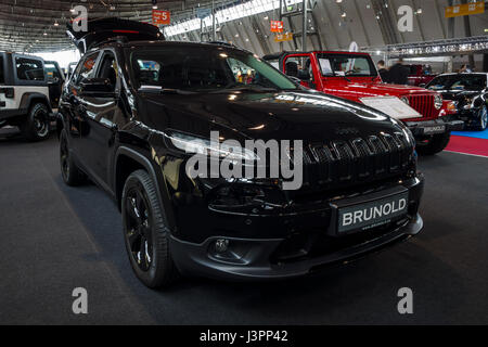 STUTTGART, Germania - 03 Marzo 2017: Mid-size SUV di lusso Jeep Grand Cherokee, 2017. In Europa il più grande classico auto exhibition 'retrò classici' Foto Stock