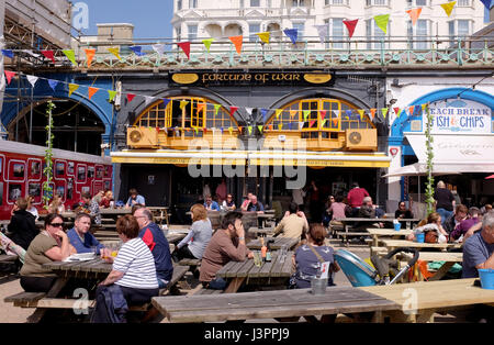 Brighton Regno Unito 6 Maggio 2017 - fortuna della guerra lungomare bar e pub in Brighton Foto Stock