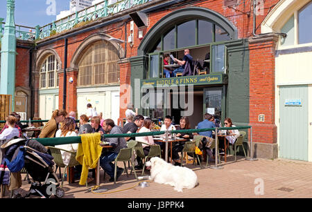 Brighton Regno Unito 6 Maggio 2017 - Riddle & finlandesi ristorante di pesce sul lungomare di Brighton Foto Stock