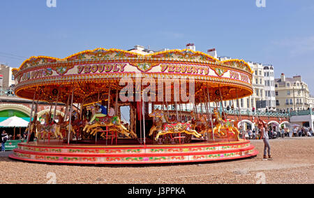 Brighton Regno Unito 6 Maggio 2017 - carosello fairground ride sul lungomare di Brighton Foto Stock