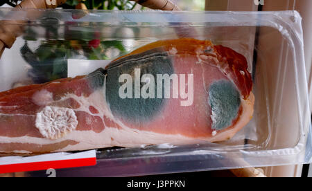 Shop ha acquistato la pancetta che è andato fuori e girato ammuffito dopo la data di scadenza è scaduto Foto Stock