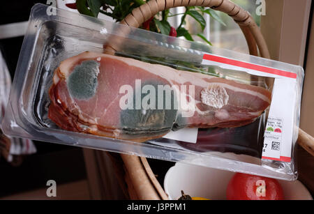 Shop ha acquistato la pancetta che è andato fuori e girato ammuffito dopo la data di scadenza è scaduto Foto Stock