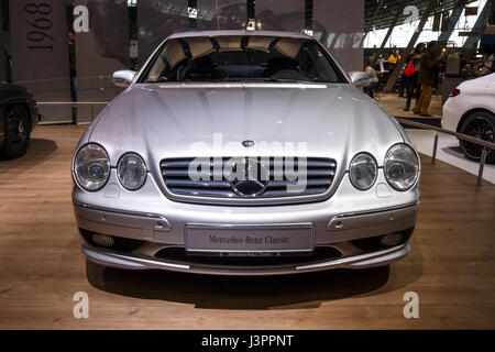 STUTTGART, Germania - 03 Marzo 2017: Gran lusso grand tourer vettura Mercedes-Benz CL 55 AMG 'F1 Limited Edition", (C215), 2001. In Europa il più grande classico auto exhibition 'retrò classici' Foto Stock