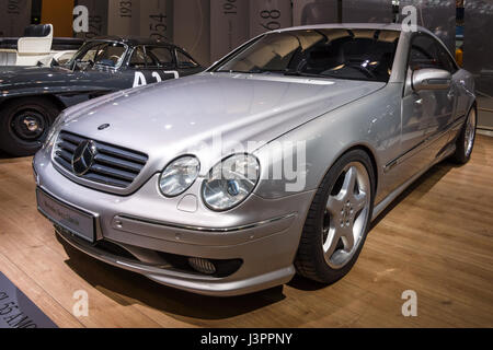 STUTTGART, Germania - 03 Marzo 2017: Gran lusso grand tourer vettura Mercedes-Benz CL 55 AMG 'F1 Limited Edition", (C215), 2001. In Europa il più grande classico auto exhibition 'retrò classici' Foto Stock