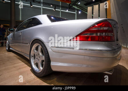STUTTGART, Germania - 03 Marzo 2017: Gran lusso grand tourer vettura Mercedes-Benz CL 55 AMG 'F1 Limited Edition", (C215), 2001. Vista posteriore. In Europa il più grande classico auto exhibition 'retrò classici' Foto Stock