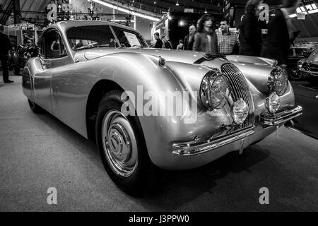 STUTTGART, Germania - 03 Marzo 2017: vettura sportiva Jaguar XK120 Coupe, 1953. In bianco e nero. In Europa il più grande classico auto exhibition 'retrò classici' Foto Stock