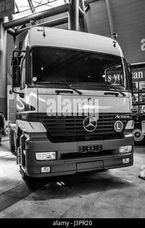 STUTTGART, Germania - 03 Marzo 2017: carrello per impieghi pesanti Mercedes-Benz Actros 1843 LS, 2000. In bianco e nero. In Europa il più grande classico auto exhibition 'retrò classici' Foto Stock