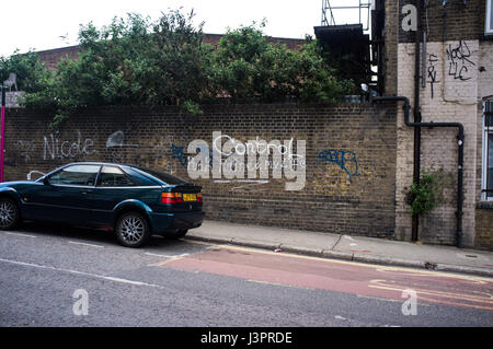 'Control - Punk ha rovinato la mia vita' scritta sul muro in Hackney Wick, Londra. Foto Stock