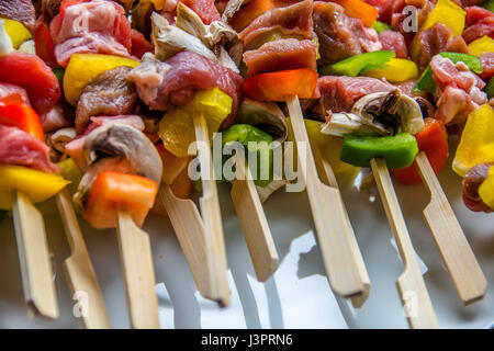 Spiedini pronti per un barbecue. Agnello e peperoni. peperoni rossi peperoni verdi peperoni gialli Foto Stock